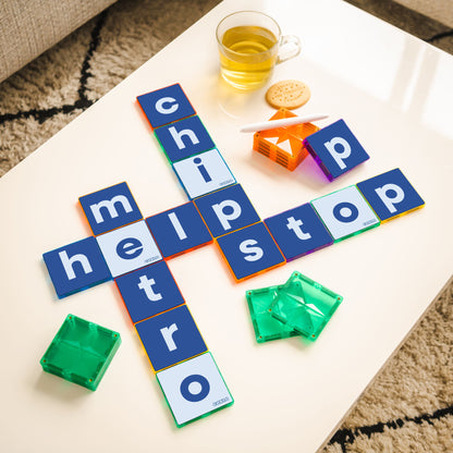 Coblo magneet toppers letters in gebruik - woordspel met magnetische tegels en gekleurde bouwstenen