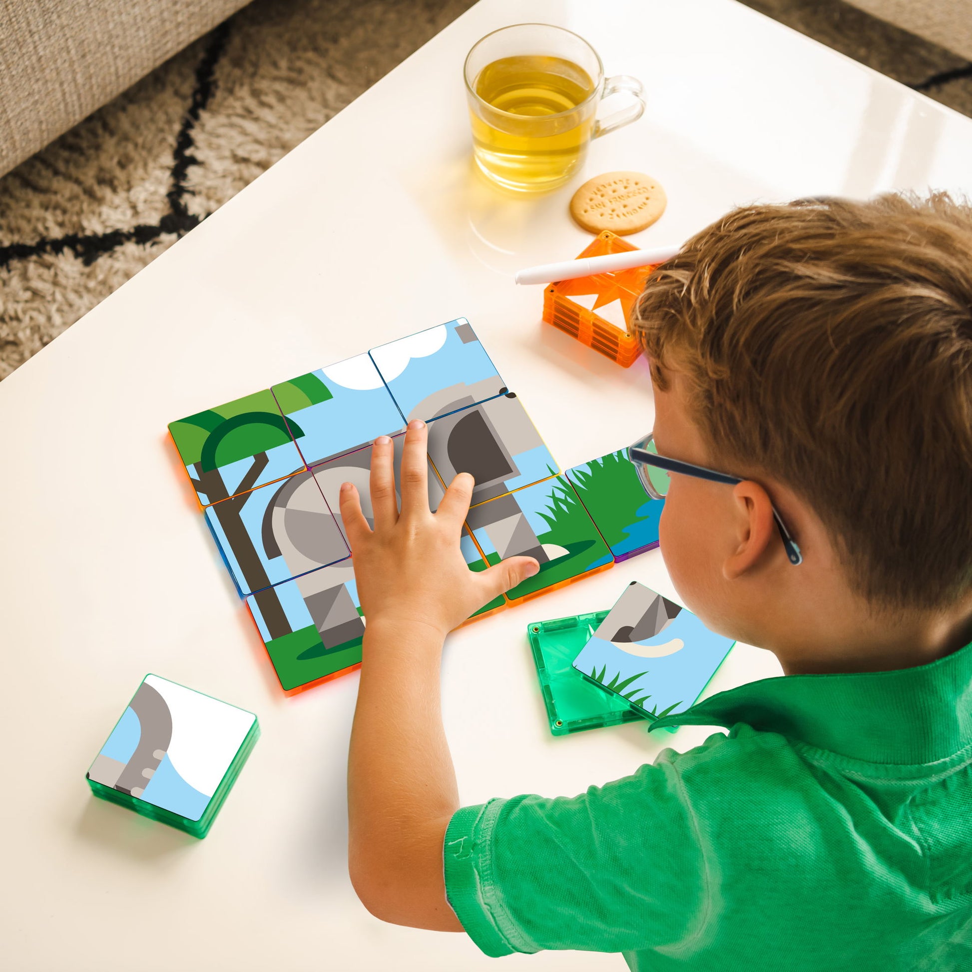 Coblo Magneet Toppers kind maakt olifant puzzel met speelgoed met magneten, bovenaanzicht tafel
