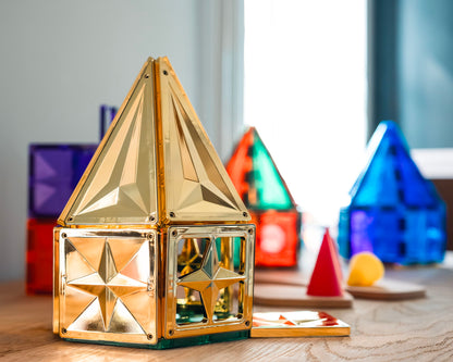 Coblo magneten huis gebouwd met gouden magnetische tegels en kleurige blokken als speelgoed uitbreiding