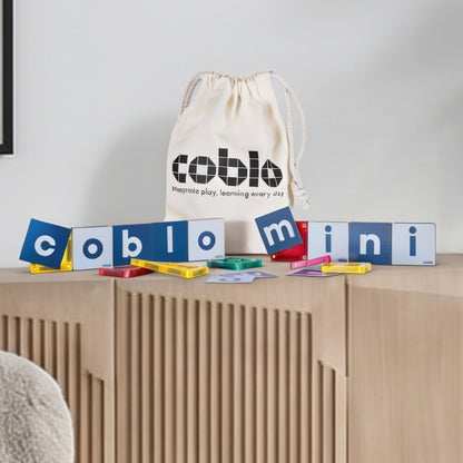 Coblo magneten speelgoed opbergtas met letter toppers naam gelegd op houten kastje detail foto
