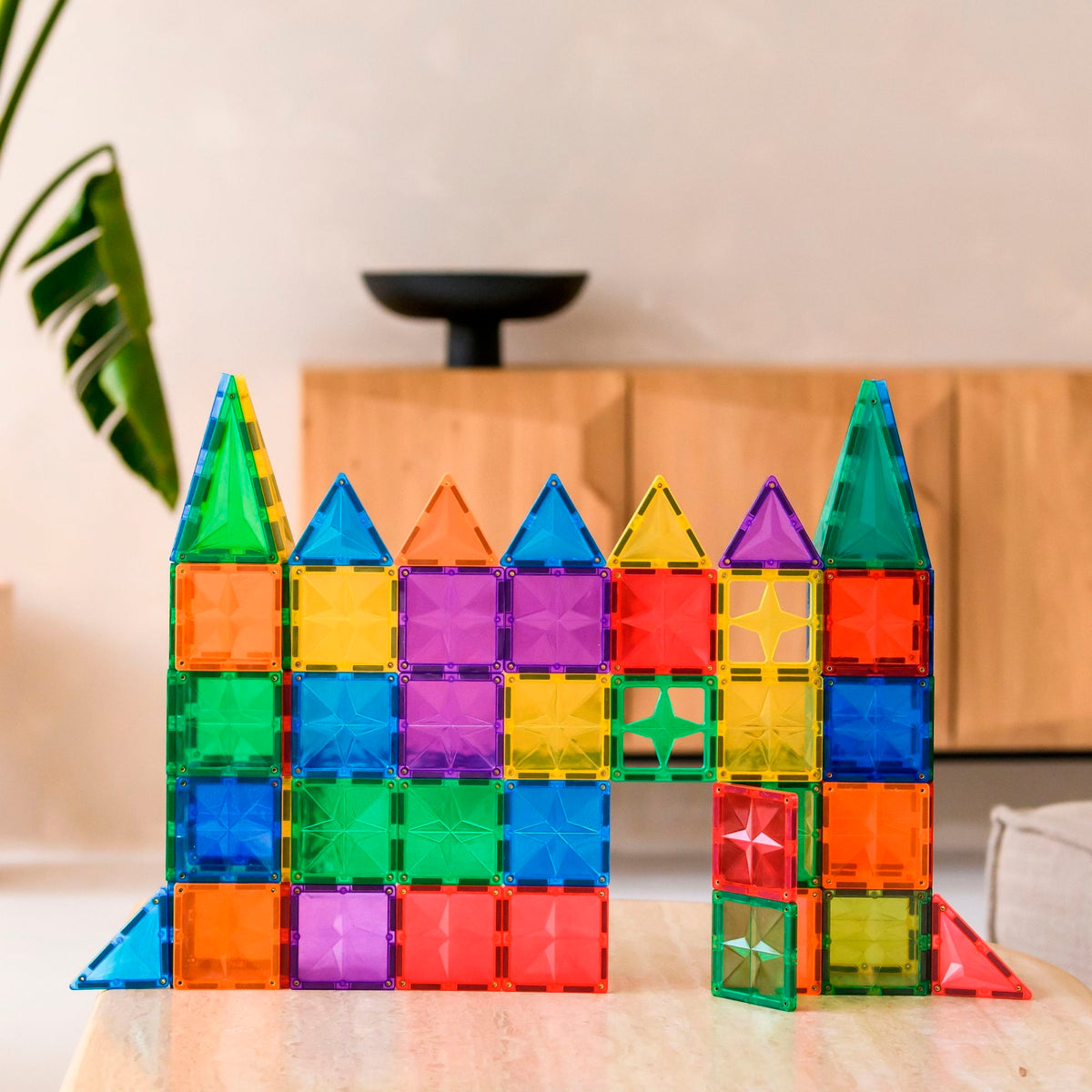 Magnetisch speelgoed Coblo kasteel gebouwd met gekleurde magnetische tegels in moderne interieur