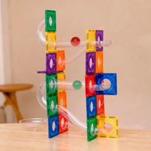 Coblo magnetische knikkerbaan met kleurrijke tegels en transparante glijbanen op houten tafel