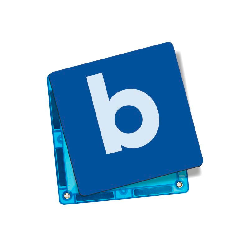 Coblo magnetisch speelgoed detail - blauwe letterkaart b met transparant magneetblok op witte achtergrond