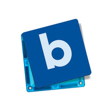 Coblo magnetisch speelgoed detail - blauwe letterkaart b met transparant magneetblok op witte achtergrond