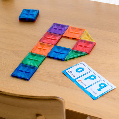 Magnetische tegels Coblo bovenaanzicht kleurrijke vormen op houten tafel met inspiratiekaarten