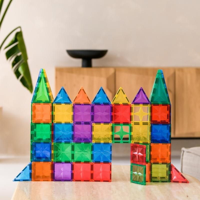 Coblo magnetische tegels kasteel met torens op houten dressoir in moderne woonkamer