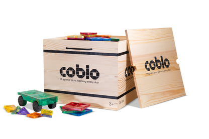 Coblo schoolbox 250 stuks houten opbergdoos met deksel, magnetische tegels en speelgoedauto zichtbaar