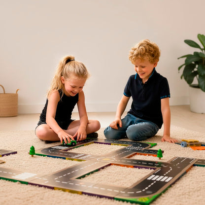 Jongen en meisje bouwen samen speelweg met Coblo magnetische tegels en autootjes thuis