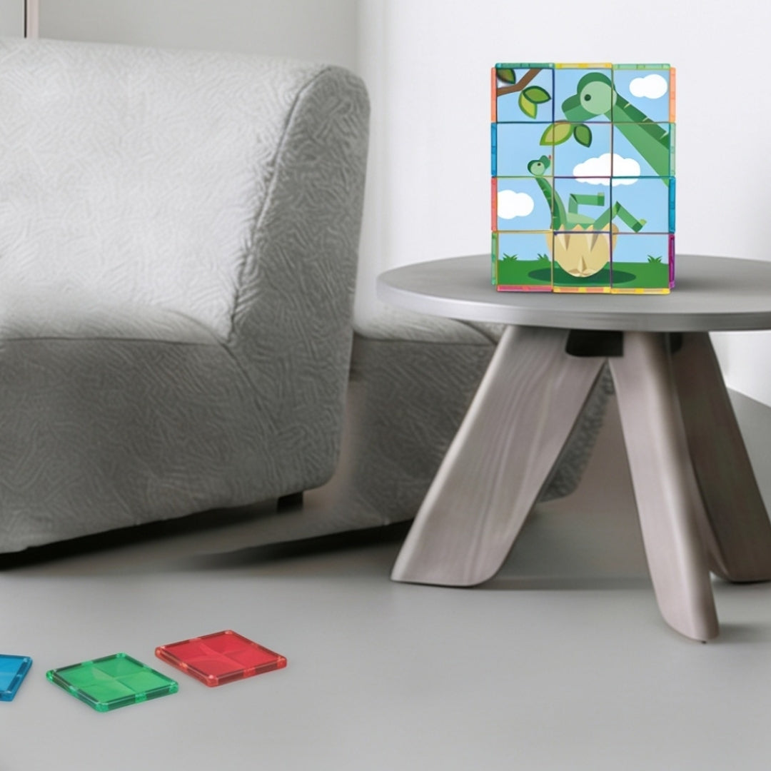 Coblo speelgoed dinosaurus opgebouwd met kleurrijke magneet speelgoed tegels op moderne salontafel