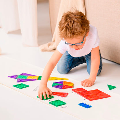 Coblo speelgoed jongen legt magnetische tegels plat volgens patroon educatief speelgoed voor kinderen