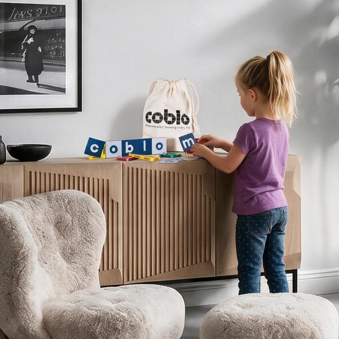 Coblo speelgoed kind speelt met magnetische toppers letters leren educatief spelend in woonkamer