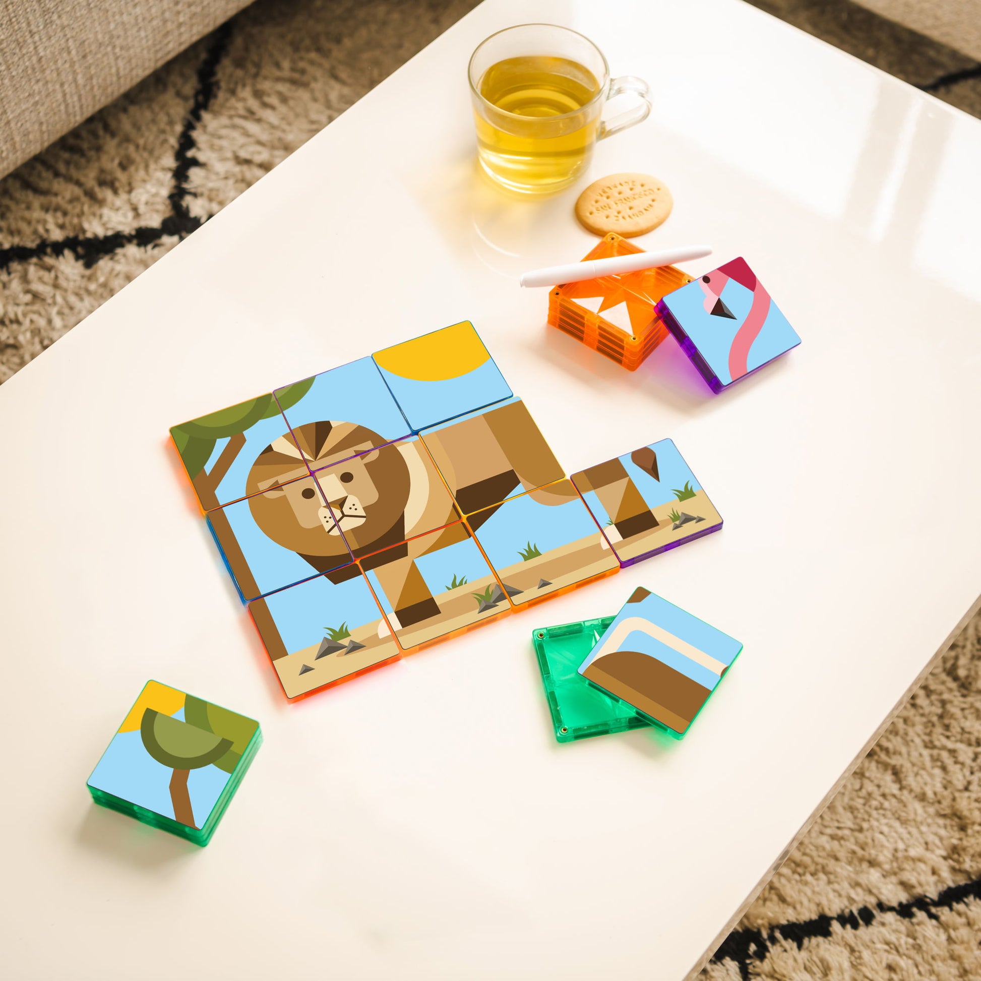 Coblo speelgoed bovenaanzicht met leeuw puzzel en losse magneet speelgoed blokken op witte tafel