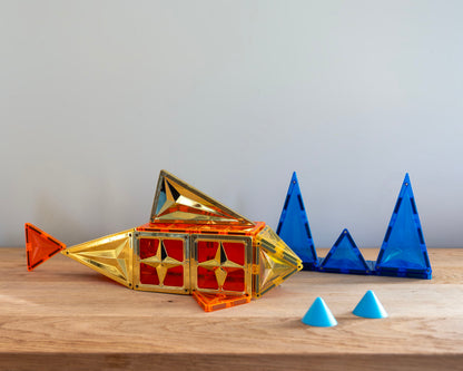 Coblo speelgoed vis constructie met gouden magneet bouwstenen, oranje en blauwe driehoekige tegels