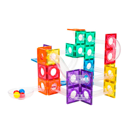Coblo uitbreiding knikkerbaan configuratie met gekleurde magnetische tegels en transparante knikkerglijbanen