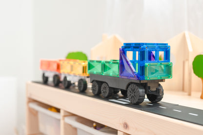Close-up Connetix Rainbow Transport Pack 50pc vrachtwagen met magnetische bouwstenen op speelgoedweg