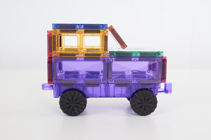 Connetix autobaan vrachtwagen zijaanzicht met paarse basis en gele cabine in magneet tegels design