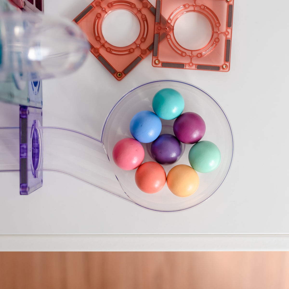 Connetix ball run pastel knikkers op doorzichtig plateau met magnetische tegels knikkerbaan voorbeeld
