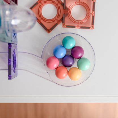 Connetix ball run pastel knikkers op doorzichtig plateau met magnetische tegels knikkerbaan voorbeeld
