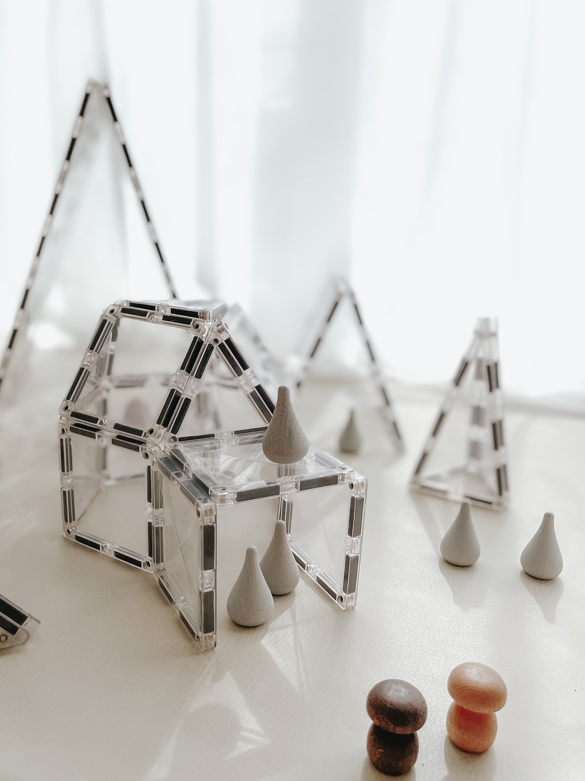 Huisje en piramide van Connetix Clear Starter Pack 34pc magneet speelgoed met houten poppetjes