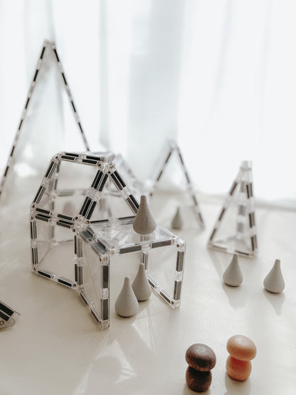 Huisje en piramide van Connetix Clear Starter Pack 34pc magneet speelgoed met houten poppetjes