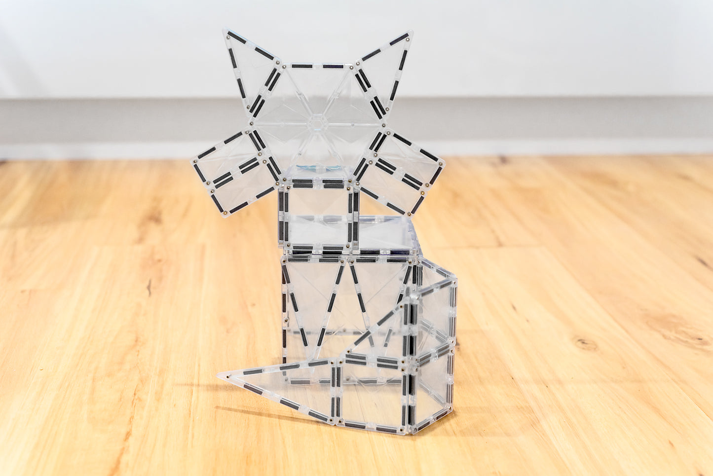 Kattenfiguur gebouwd met Connetix Clear Starter Pack 34pc magnetisch speelgoed op houten vloer