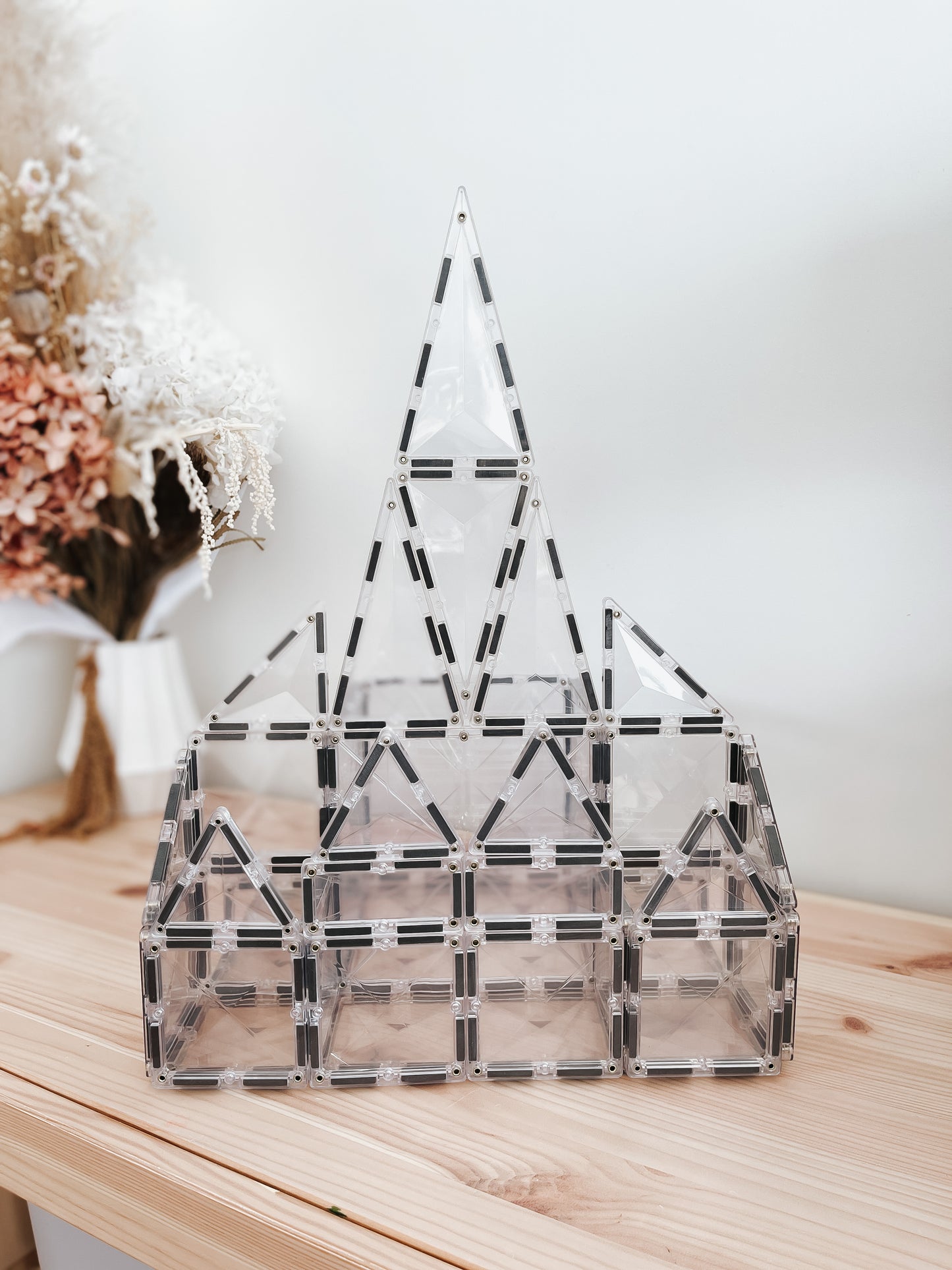 Groot kasteelbouwwerk met Connetix Clear Starter Pack 34pc magnetische tegels op houten tafel