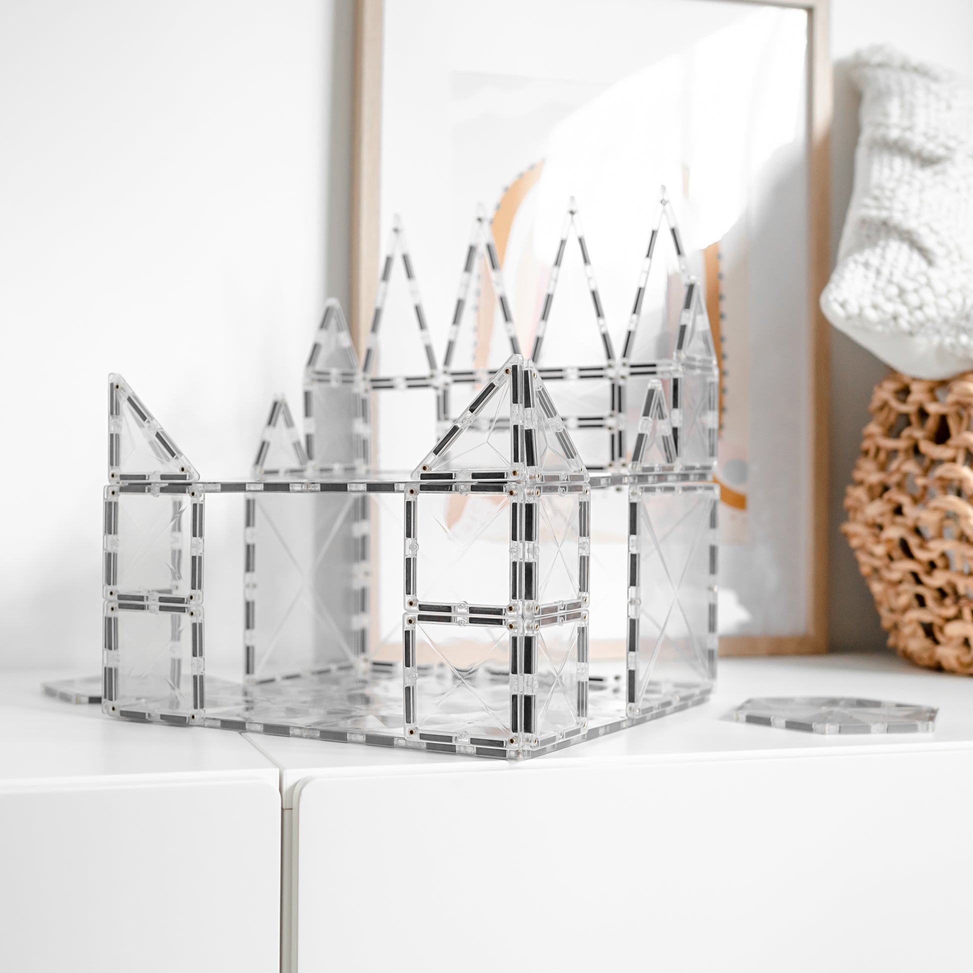 Groot kasteel gebouwd met Connetix Clear Starter Pack 34pc magnetische tegels in kinderkamer