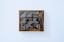 Bovenaanzicht open kartonnen doos Connetix Creative Roads Pack 48pc met alle magneet tegels erin