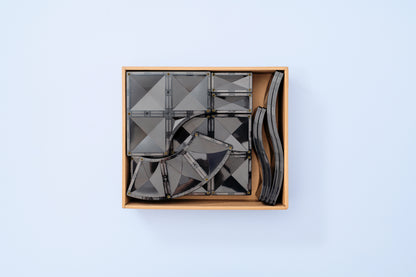 Bovenaanzicht open kartonnen doos Connetix Creative Roads Pack 48pc met alle magneet tegels erin