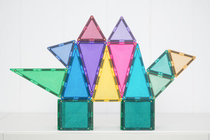 Kleurrijke dinosaurus gebouwd met Connetix Glitter Castle Pack 48pc magnetische tegels op witte achtergrond