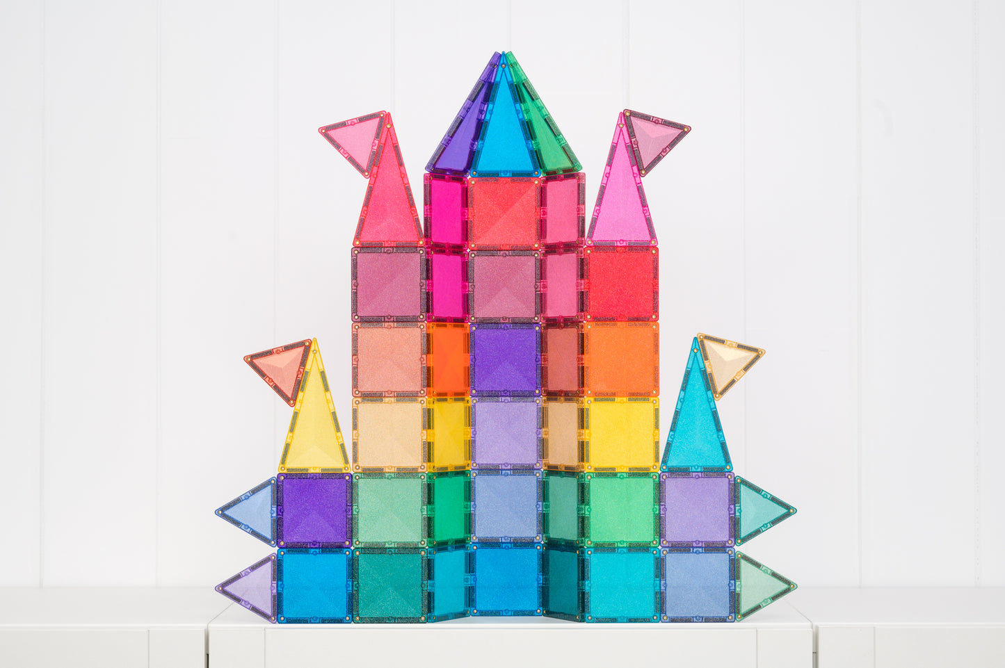 Groot sprookjeskasteel gebouwd met Connetix Glitter Castle Pack 48pc connetix magnetische bouwstenen