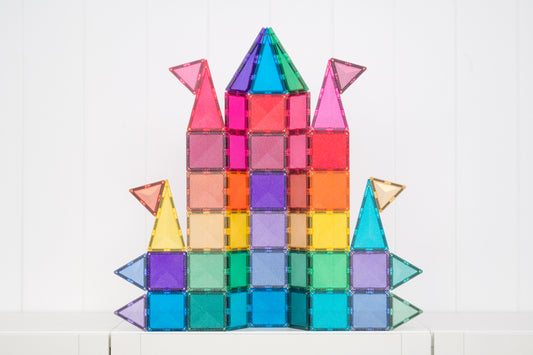 Groot sprookjeskasteel gebouwd met Connetix Glitter Castle Pack 48pc connetix magnetische bouwstenen