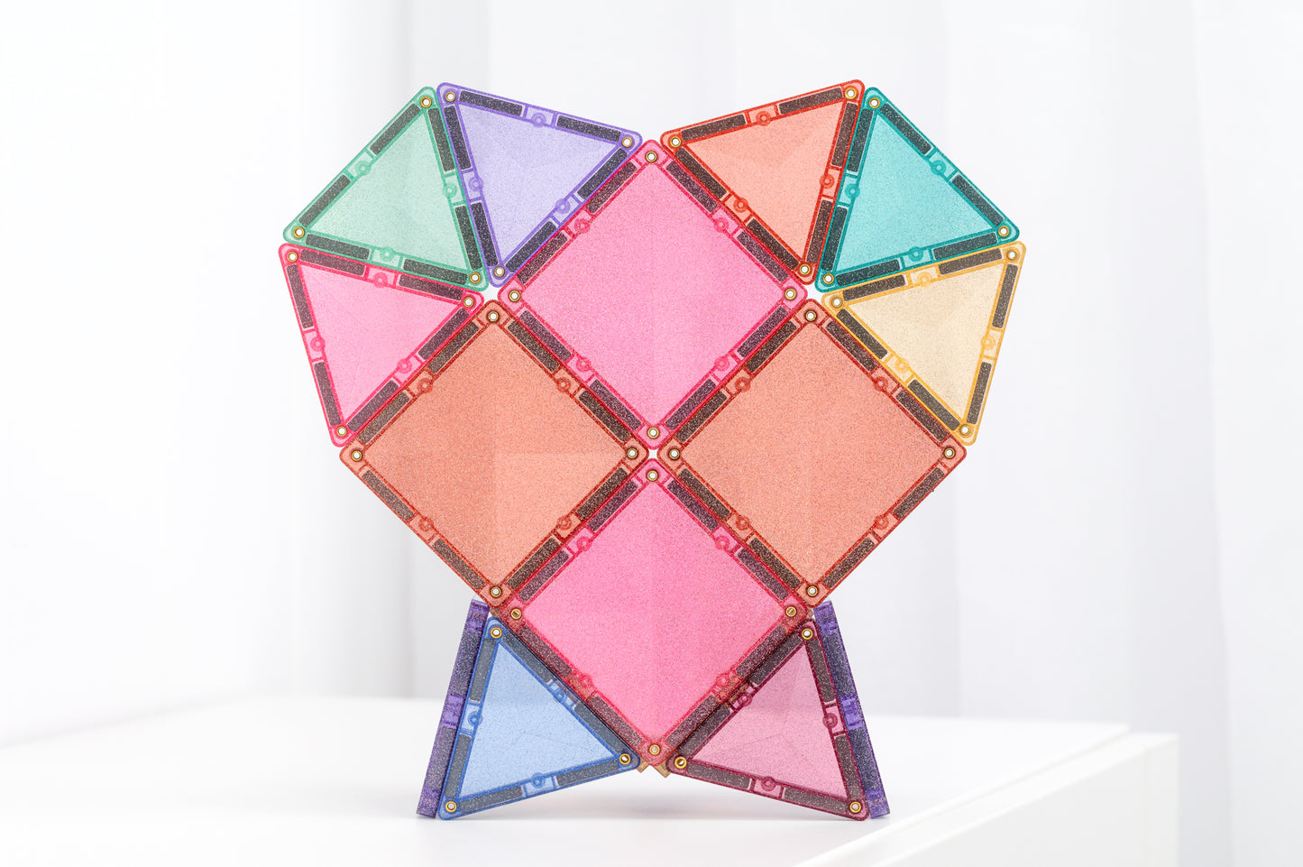 Hartvorm gemaakt met roze en pastel Connetix Glitter Castle Pack 48pc magneten speelgoed voor kinderen