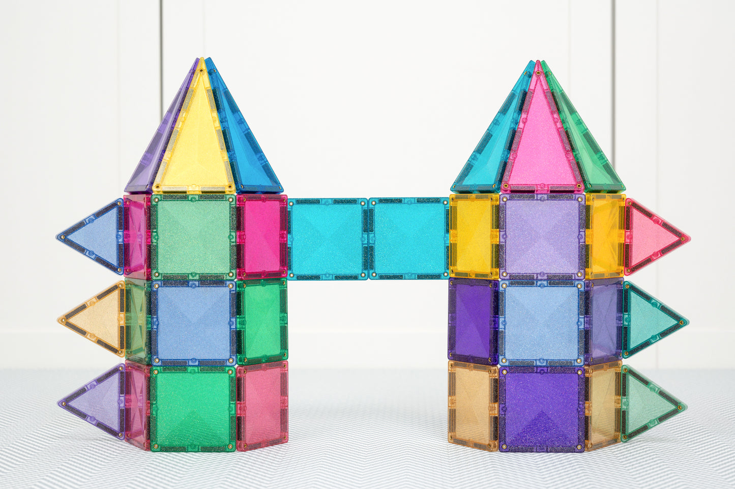 Kasteel met twee torens gebouwd met Connetix Glitter Castle Pack 48pc kleurrijke magnetische bouwstenen