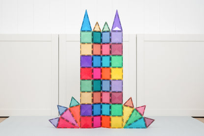 Hoge toren met driehoeken gebouwd met Connetix Glitter Castle Pack 48pc connetix tiles op speelmat