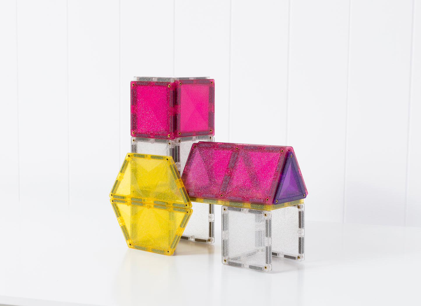 Detailfoto magnetische tegels uit Connetix Glitter Unicorn Pack 56pc in roze, geel en zilver glitter