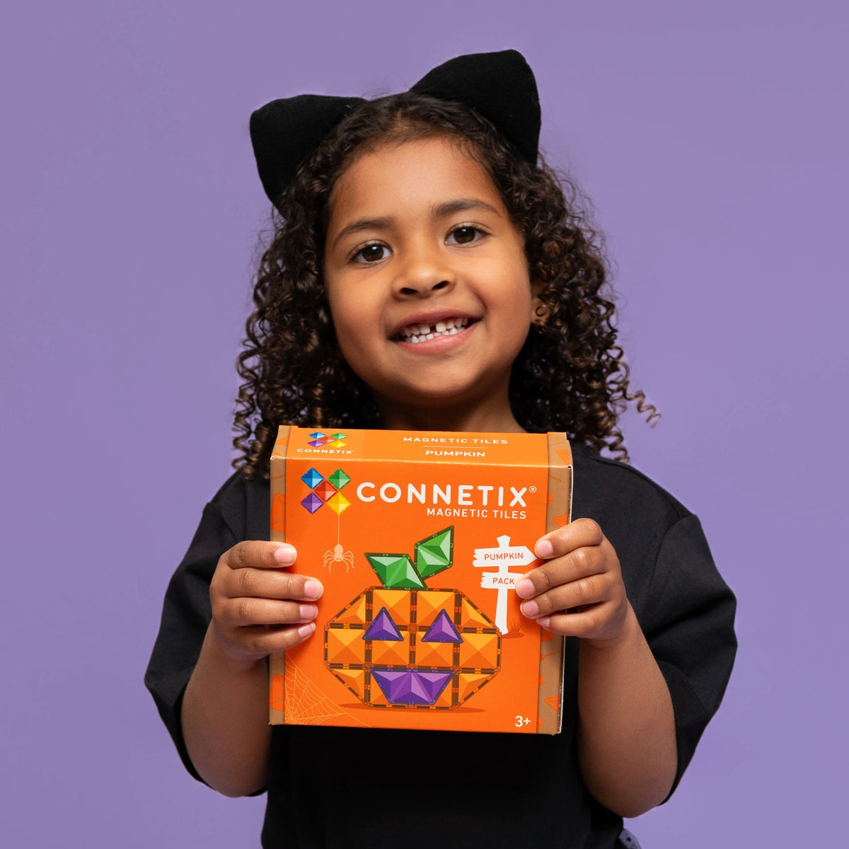 Meisje met halloween kostuum toont Connetix Pumpkin Pack verpakking magneet speelgoed kinderen