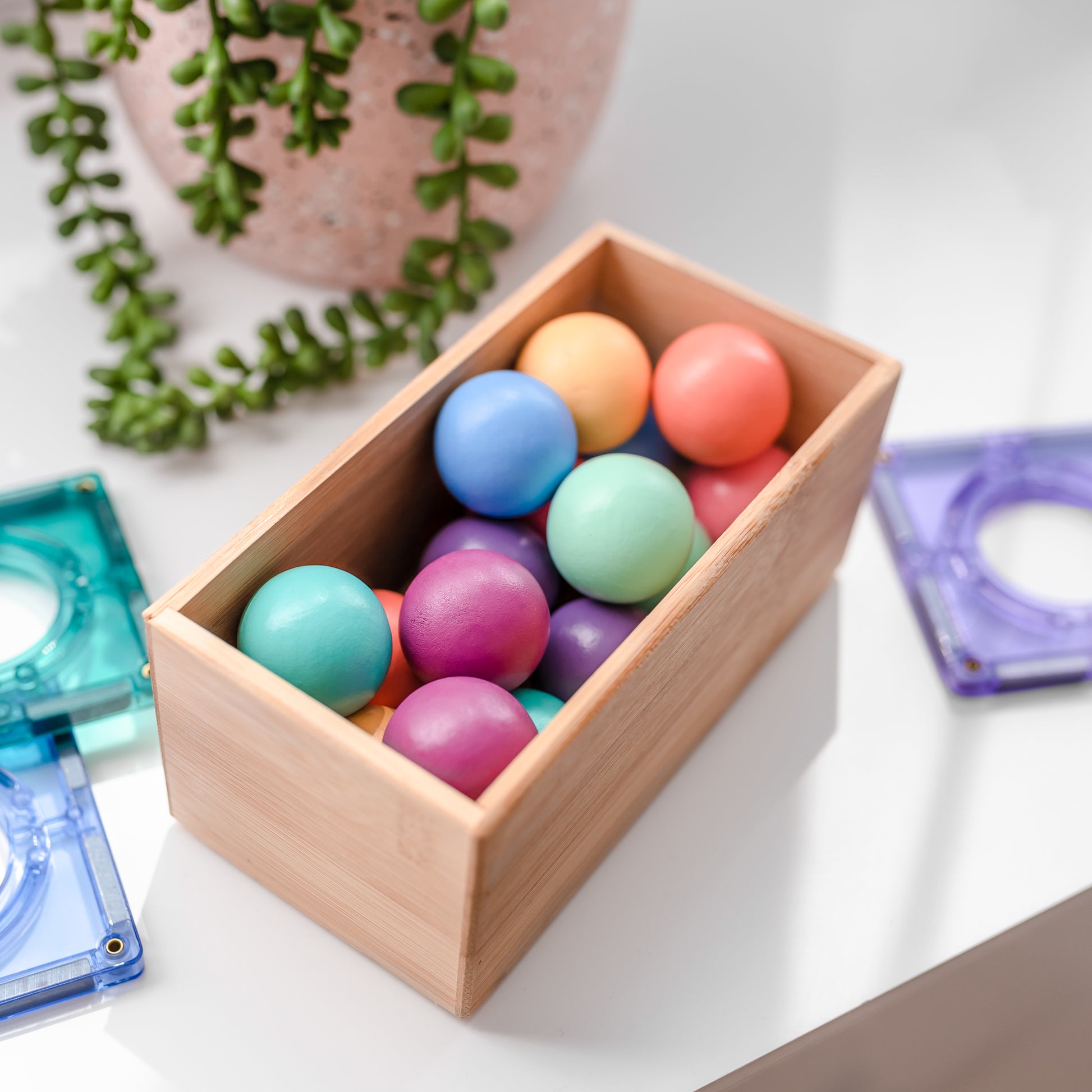 Connetix houten knikkers pastel in doos naast magnetische tegels, kleurrijk magneet speelgoed kind
