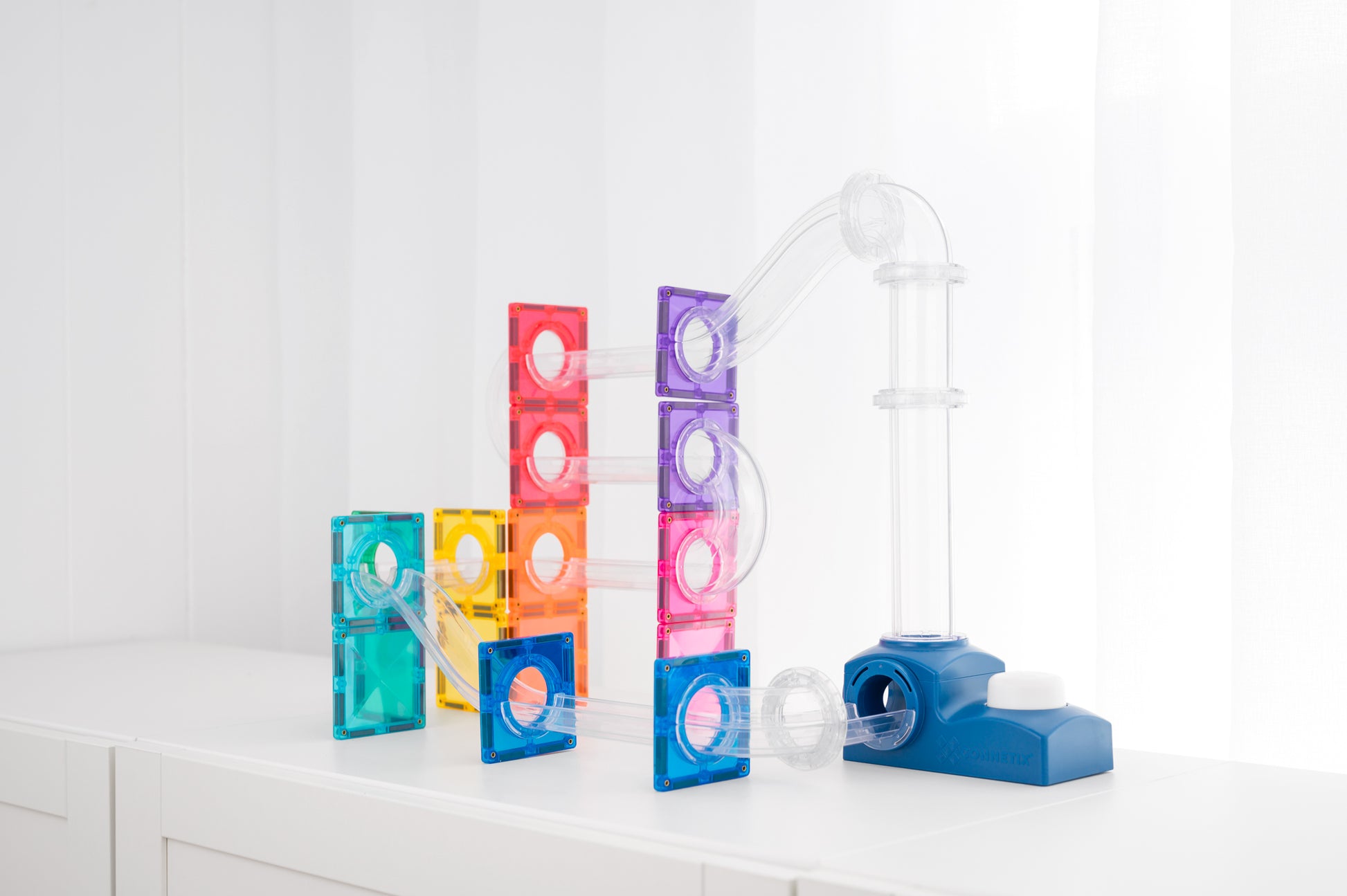 Connetix ball run knikkerbaan complete opbouw met launcher en kleurrijke magnetische tegels