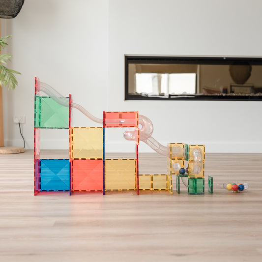 Connetix knikkerbaan magnetische tegels rainbow kleuren speelgoed opgebouwd met glijbaan