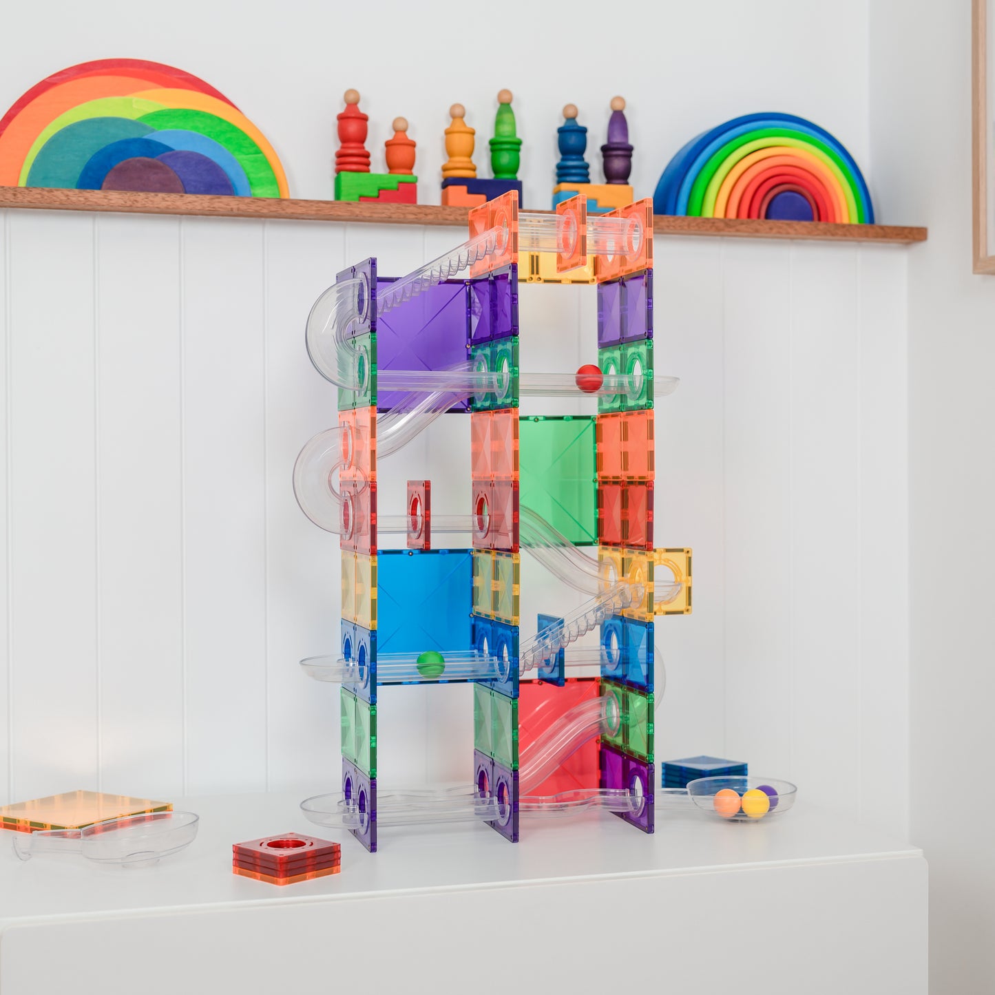 Connetix knikkerbaan opgebouwd met kleurrijke magnetische tegels en transparante rails