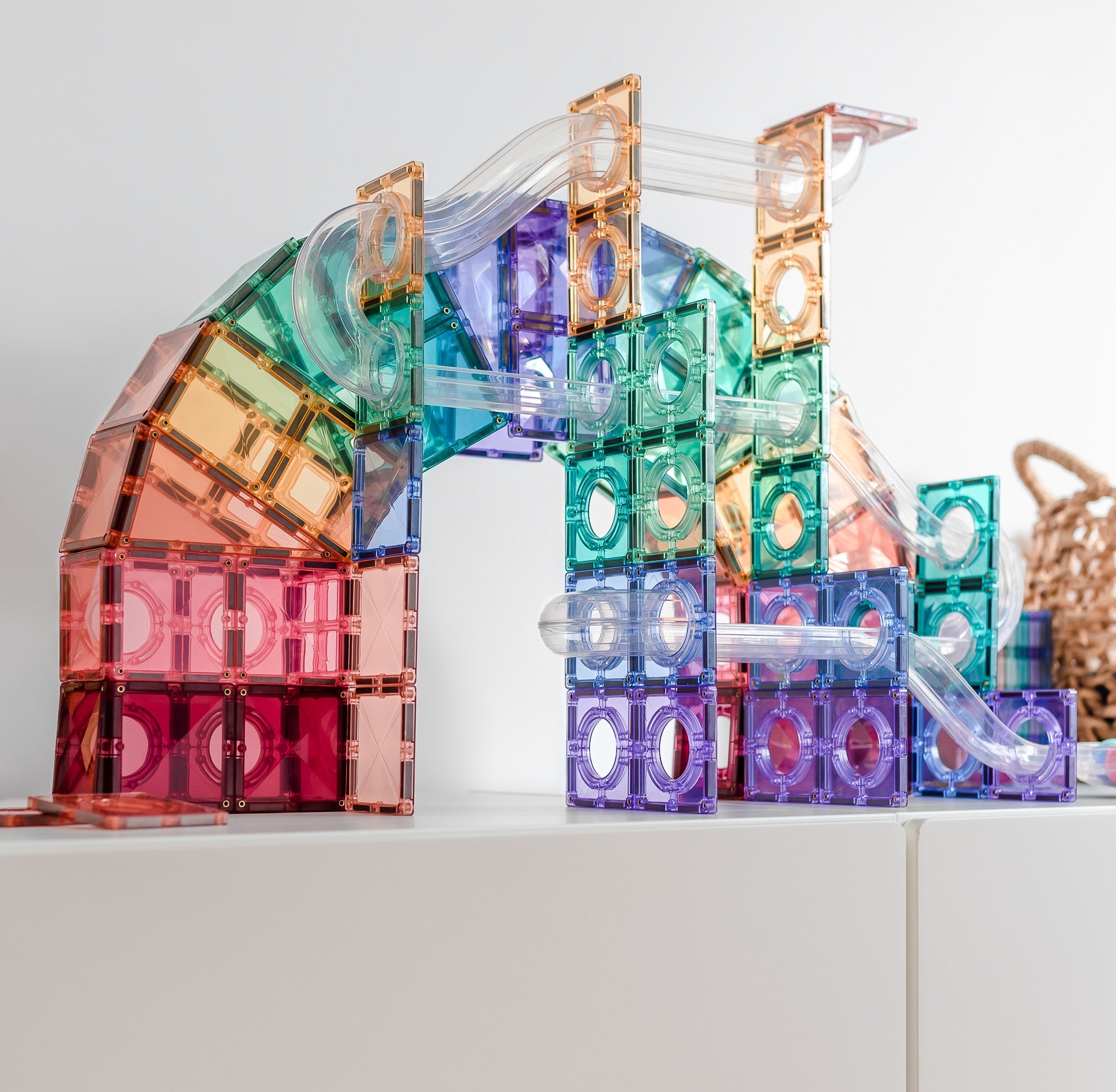 Connetix knikkerbaan pastel voorbeeld constructie met transparante magneet tegels in regenboogkleuren