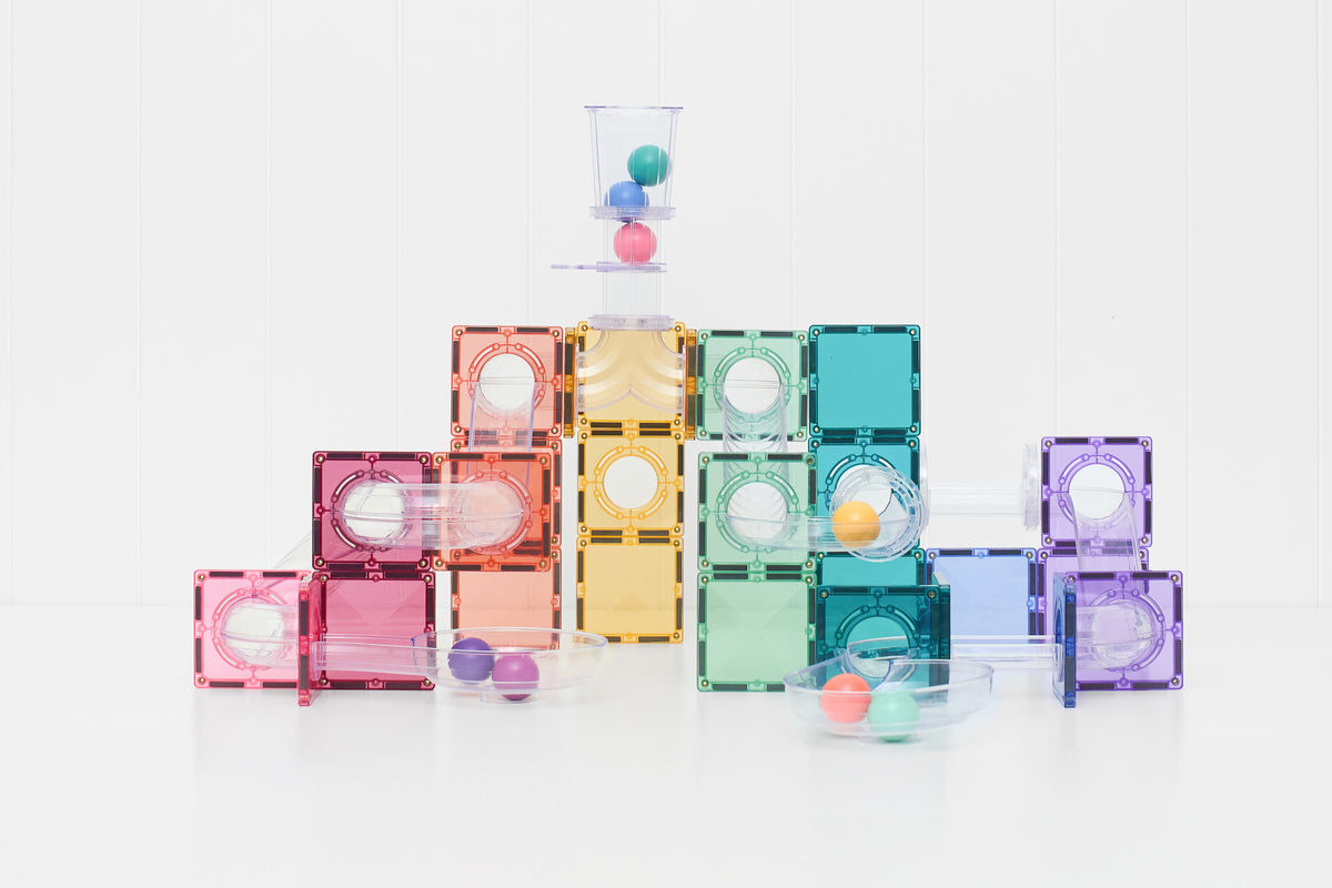Connetix knikkerbaan pastel magnetische tegels opgebouwd met knikkers in transparante ball run banen