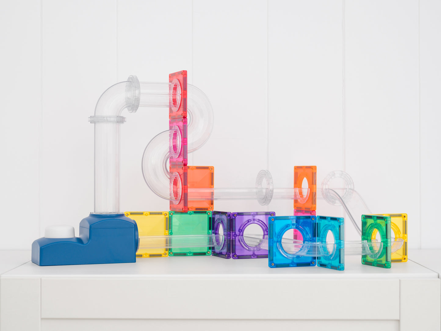 Connetix ball run launcher pack vooraanzicht volledige knikkerbaan met gekleurde magnetische tiles
