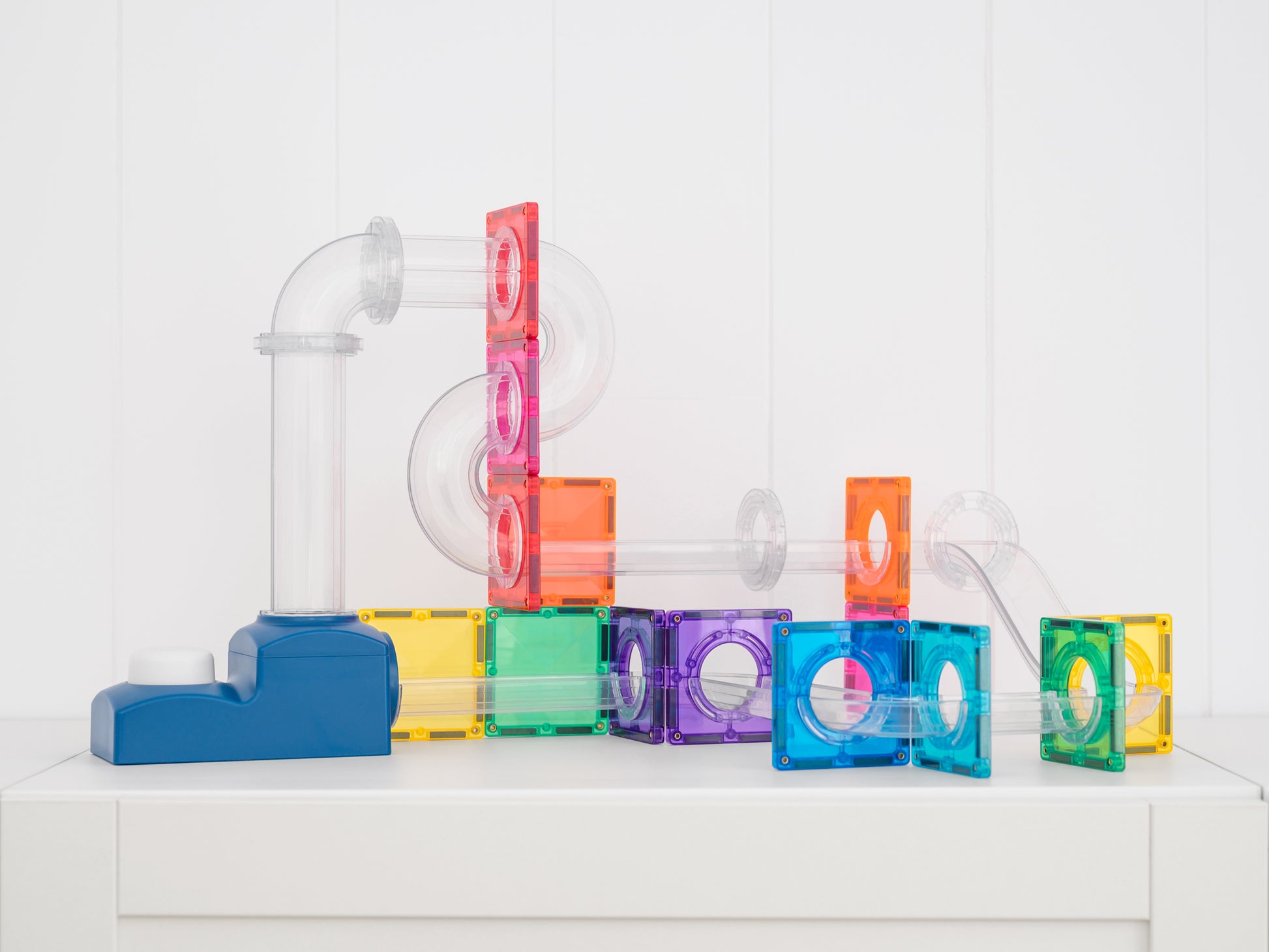 Connetix ball run launcher pack vooraanzicht volledige knikkerbaan met gekleurde magnetische tiles