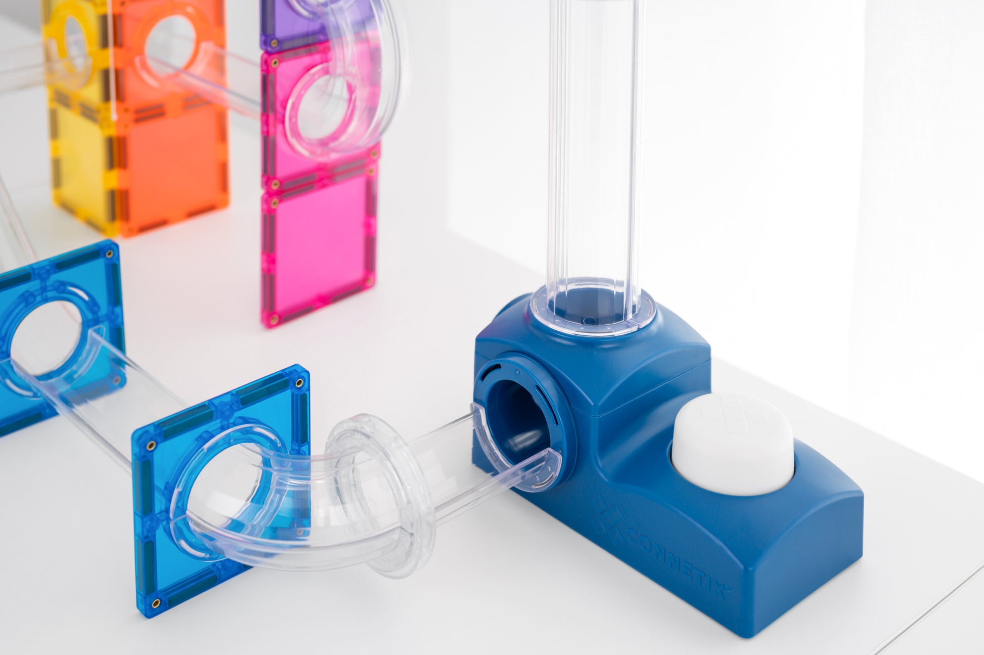 Connetix ball run launcher detailfoto blauwe lanceereenheid met kleurrijke magneet speelgoed tegels