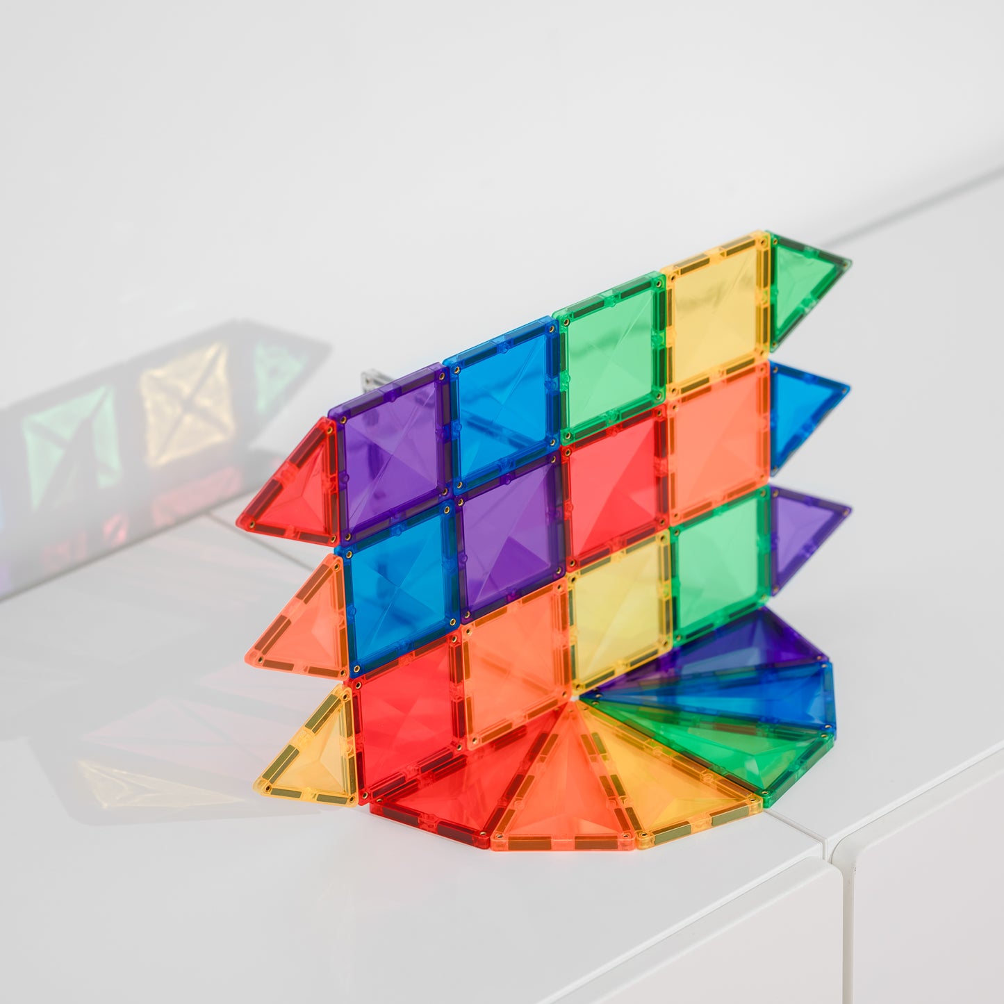 Connetix magneet speelgoed 3D sculptuur rainbow kleuren driehoeken vierkanten staand wit