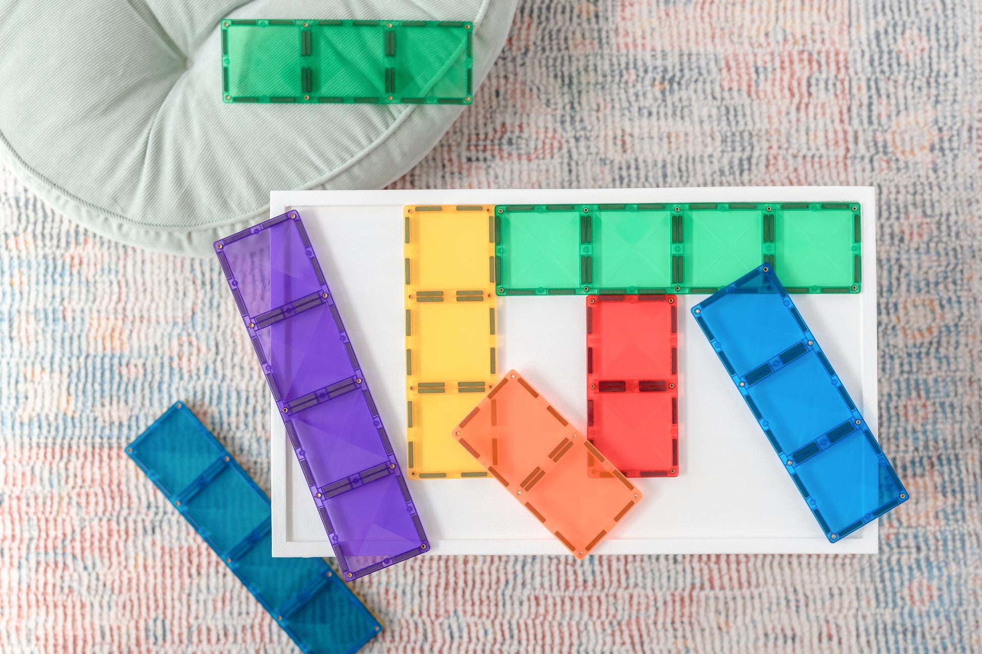 Bovenaanzicht Connetix magneet speelgoed rechthoek tegels in rainbow kleuren op wit dienblad arrangement