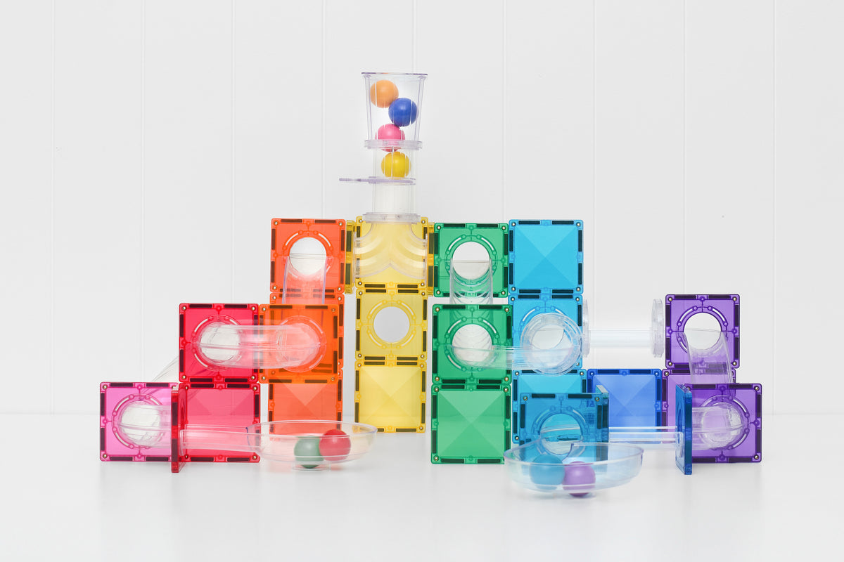 Connetix magneet speelgoed creatieve opbouw met regenboogkleuren tegels en transparante knikkerloopjes