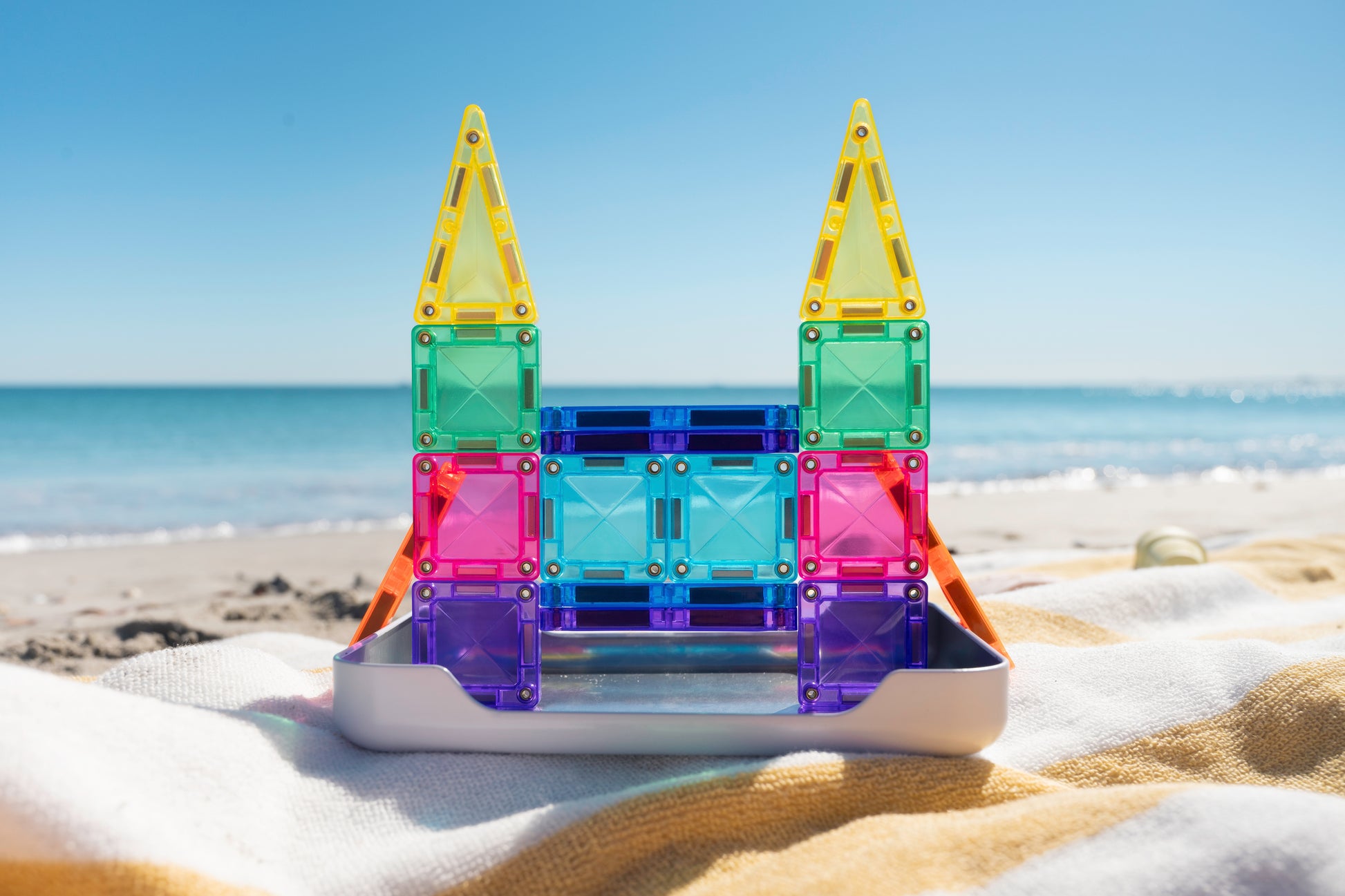 Connetix travel mini pack kasteel op strand met kleurrijke magnetische tegels als reis speelgoed